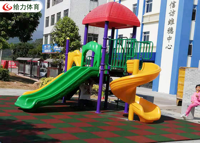 戶外兒童滑梯